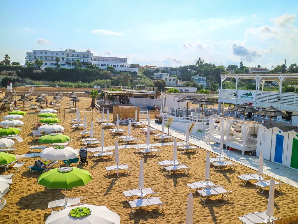O Lido de Noto, na Sicília, é uma praia gratuita com área de espreguiçadeiras